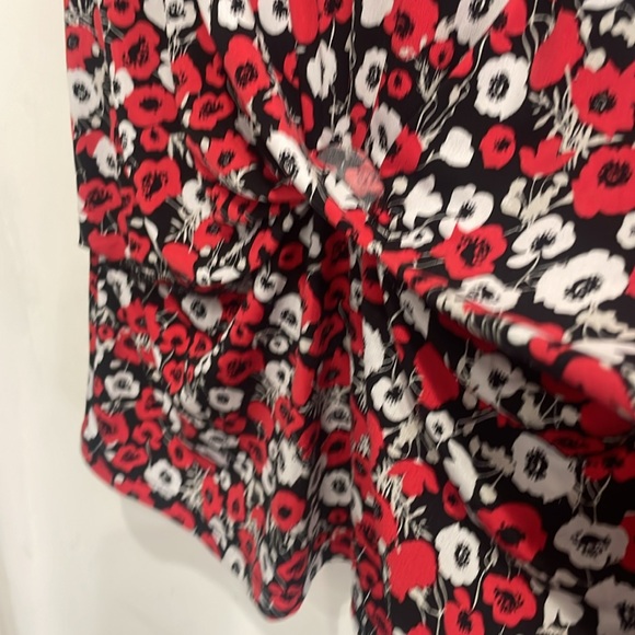 Jones New York Women's Red Floral Topp - Picture 7 of 12